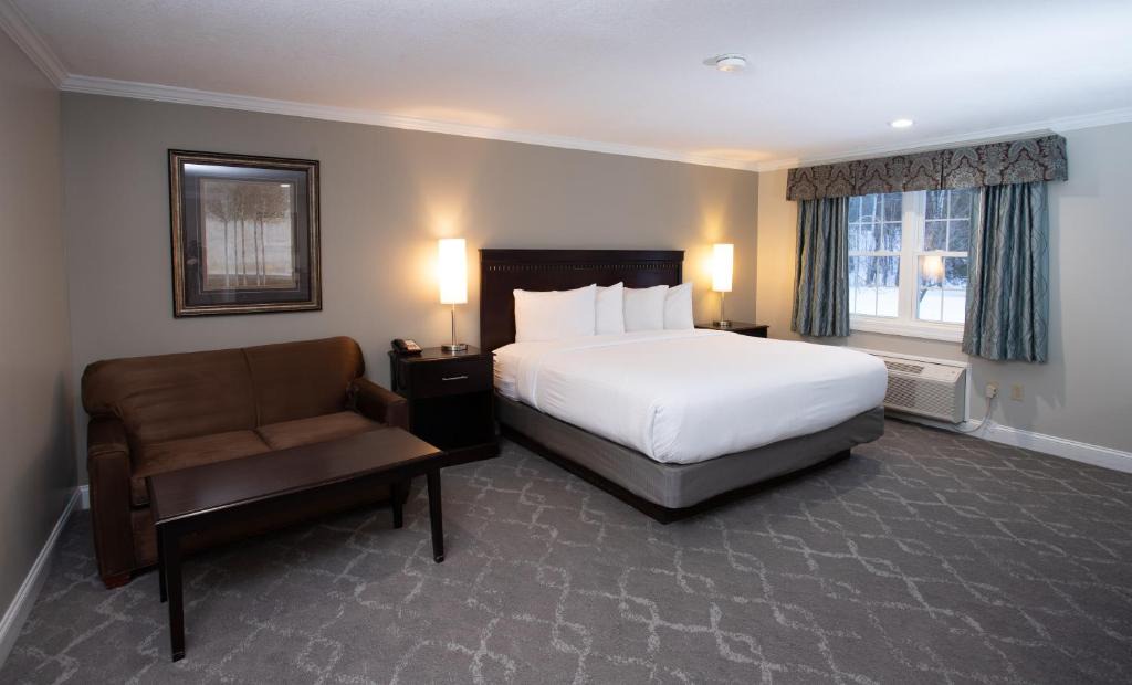 Bartlett Hotel | Golden Apple Inn