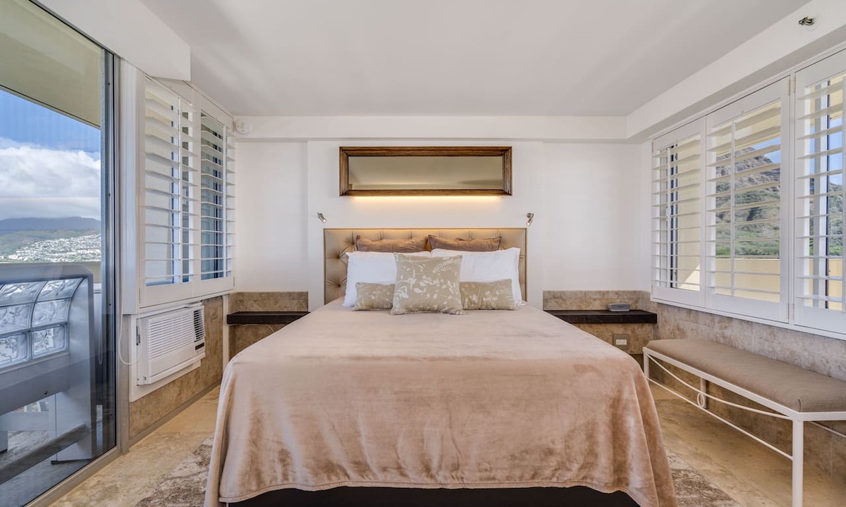 Diamond Head - Kapahulu - St. Louis Apartment | Gorgeous Diamond Head Penthouse Studio Stunning views, Private Balcony.