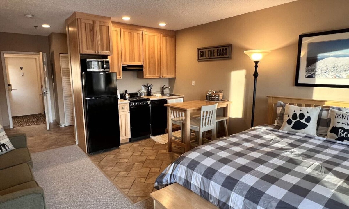 Lincoln Condo | Gorgeous River & Mtn Views , 4.95 Star Studio, Pool & Hot Tub