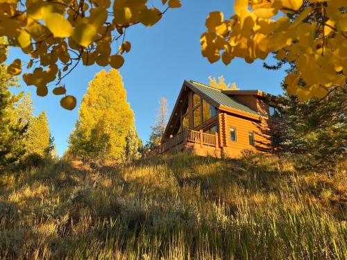 Innsbruck Val Moritz House | Granby Panoramic Paradise! Hot tub and firepit!