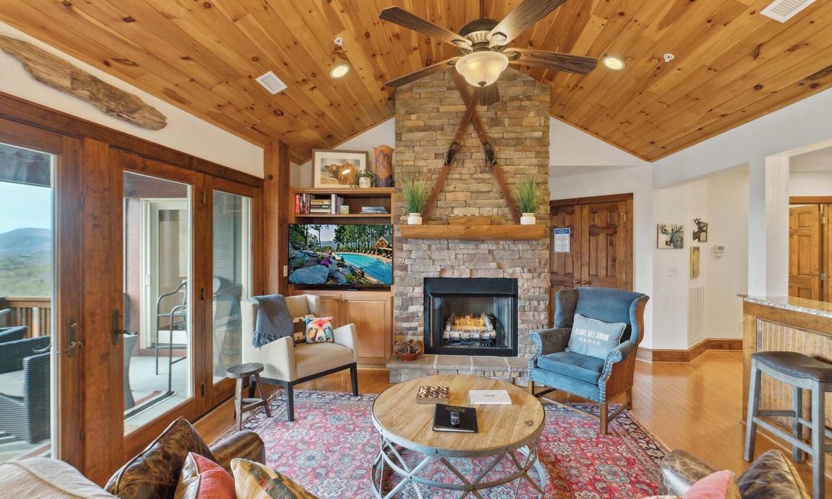 Banner Elk Condo | Grand Oaks RX5- Mountain Condo, Gated Resort, Indoor/Outdoor Pools & Hot Tub