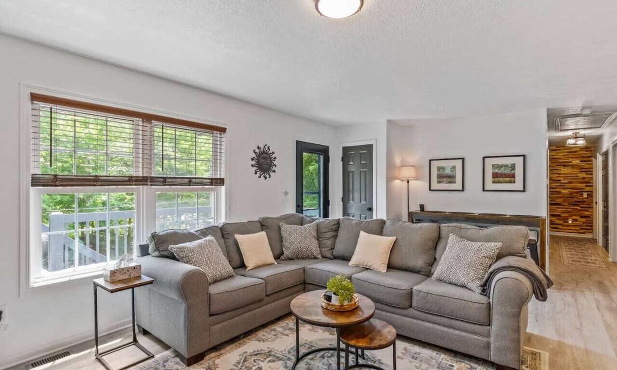 Howard House | Grand Ridge Grove: 3BR, 2.5BA Gathering Home