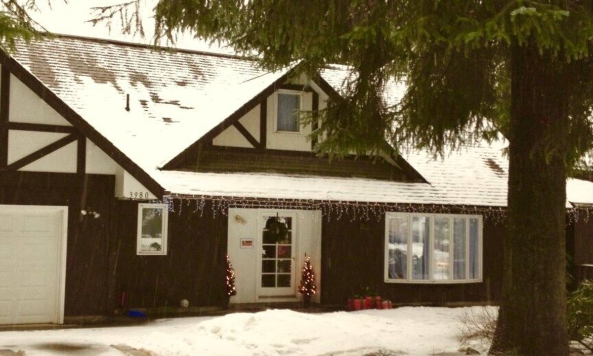 Mendenhaven House | Grandma's House - Large Home - DISCOUNT ON TOURS!