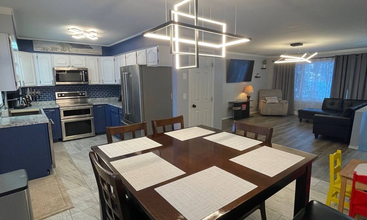 College Apartment | Green Aurora: 3 bed, 2 bath, Laundry, King Bed