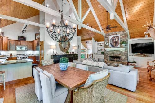Cullowhee House | Group-Friendly Golf Getaway! 5 Mi to Cashiers