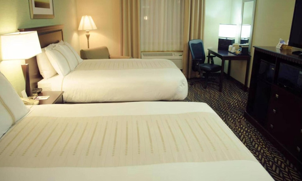 Devils Lake Hotel | Group-Friendly Room | Close to Devils Lake | Free Parking & Indoor Pool Access