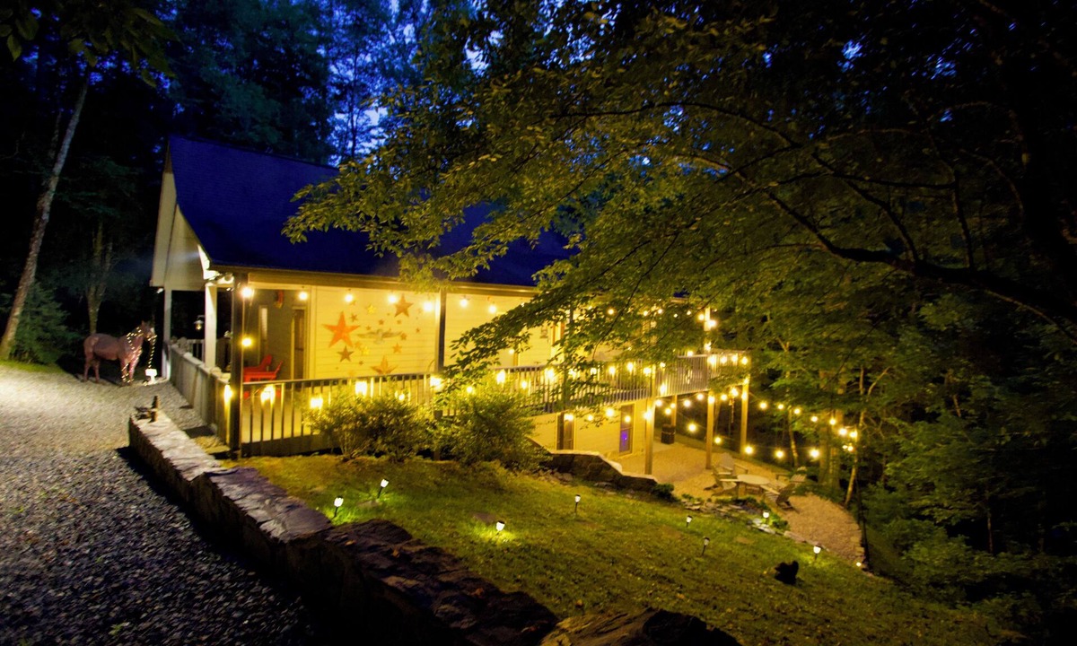 Ferguson Cabin | Guest Favorite! Luxury Cabin w Hot Tub, Fire Table & Resort Amenities