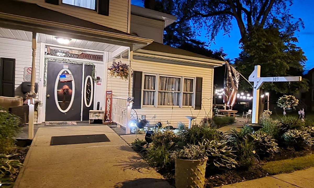 Mount Vernon Bed & Breakfast | Guest Room 6 with a private full bathroom