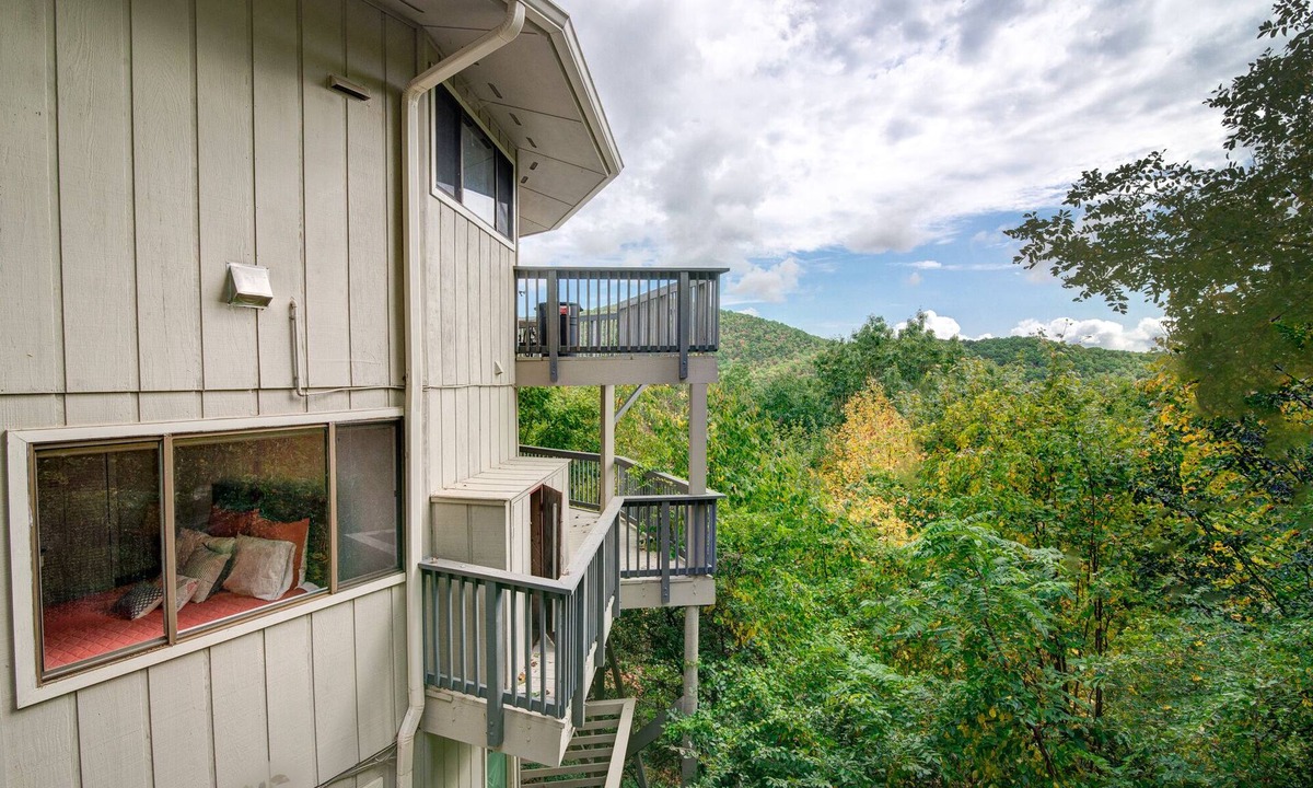Montreat House | Hangin' Round | Unique & Pet-Friendly Rondette in Montreat!