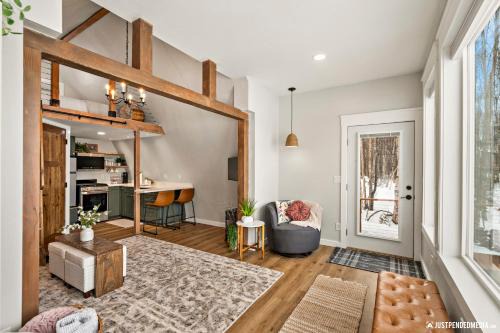 Wasilla House | Hatcher Pass Lakeside Hideaway with Hot Tub!
