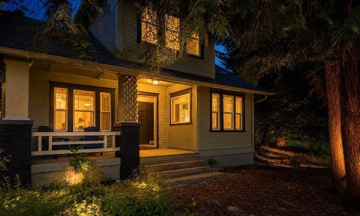 Eastside House | Hidden Forest Retreat | Sleeps 8 | Near JBLM