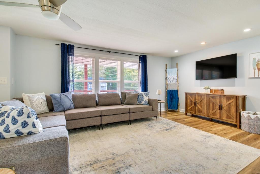 Hillsboro House | Hillsboro Hideaway w/Private Hot Tub & Bunkhouse!