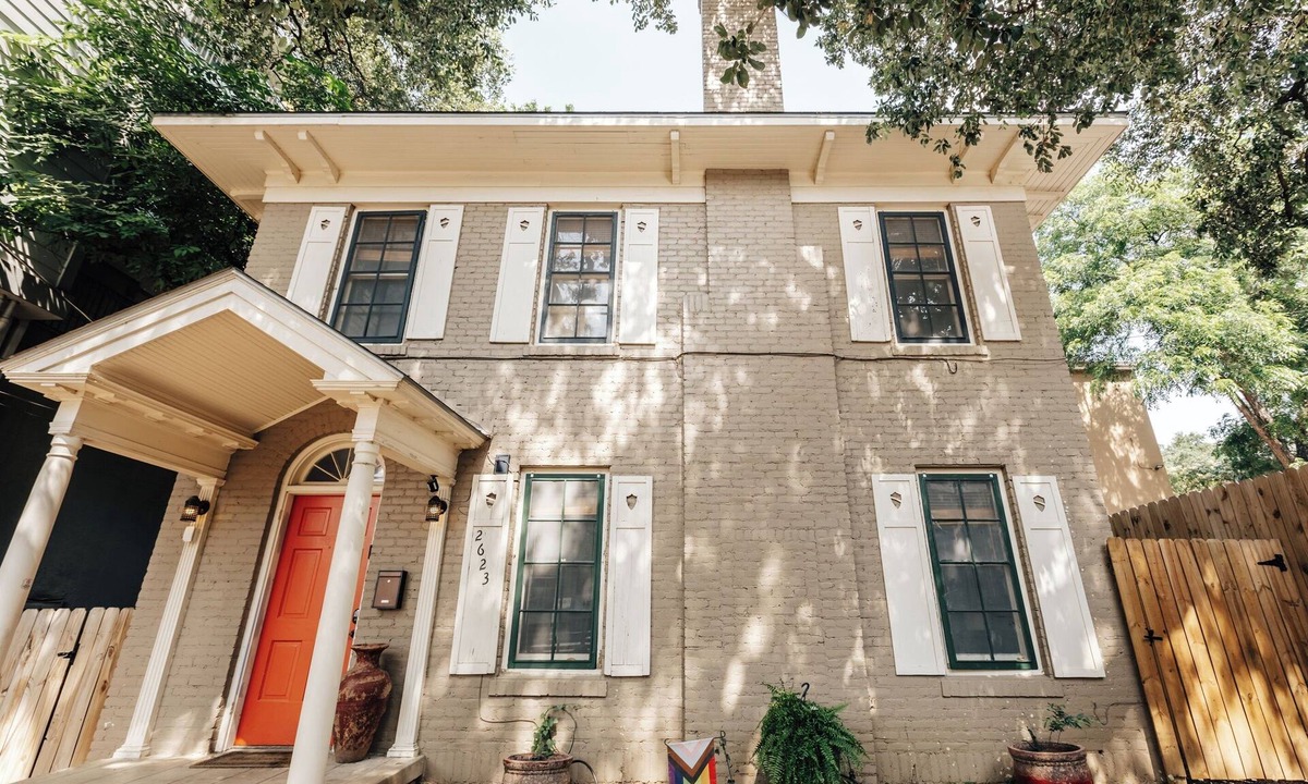 West Campus House | Historic 4BR Victorian Family Retreat ❤️Free Parking Near UT & Downtown