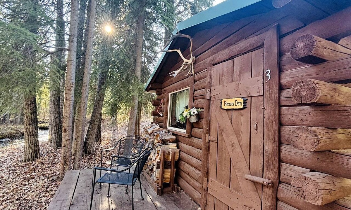 Mentasta Lake Cabin | Historical Cozy Off-Grid Cabin with Creekside Sauna near Log Cabin Creek, Tok Alaska