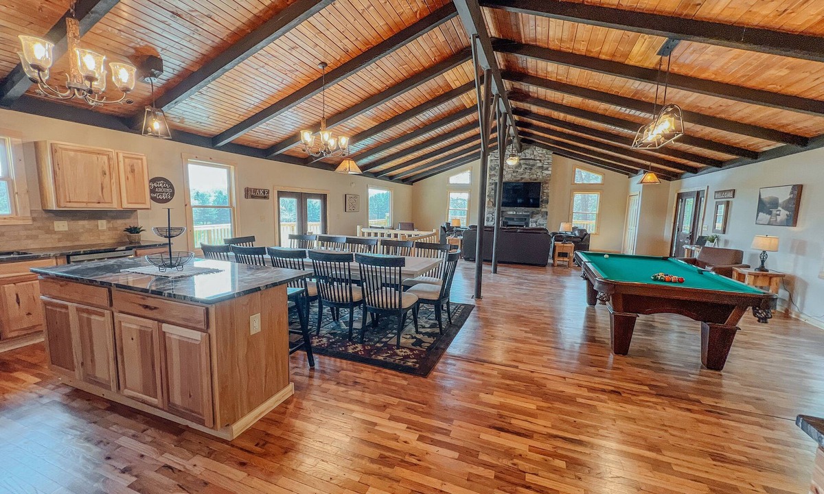 Rockbridge Cabin | Hocking Hills Lodge 2 Hot Tubs Fireplace Sleeps 12 Pet-Friendly