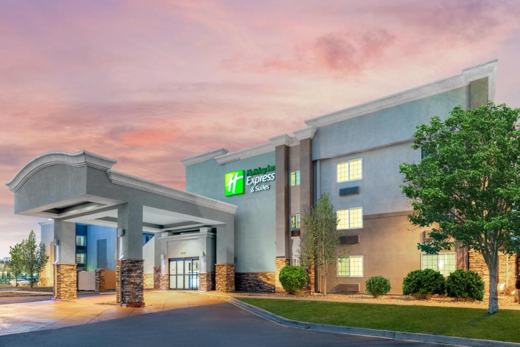 Wheat Ridge Hotel | Holiday Inn Express & Suites Wheat Ridge-Denver West by IHG