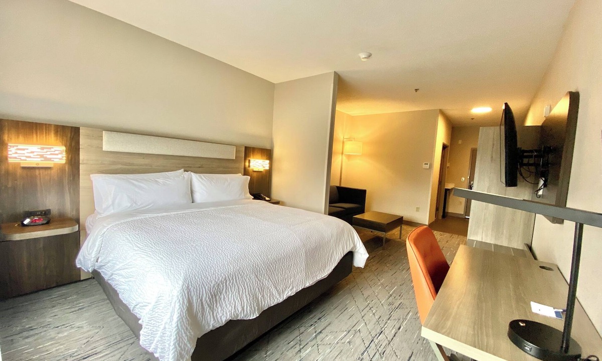 Elyria Hotel | Holiday Inn Express & Suites Elyria by IHG