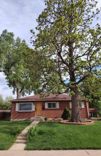 Fort Logan House | Home with Garden 3BR Perfect Family & Groups