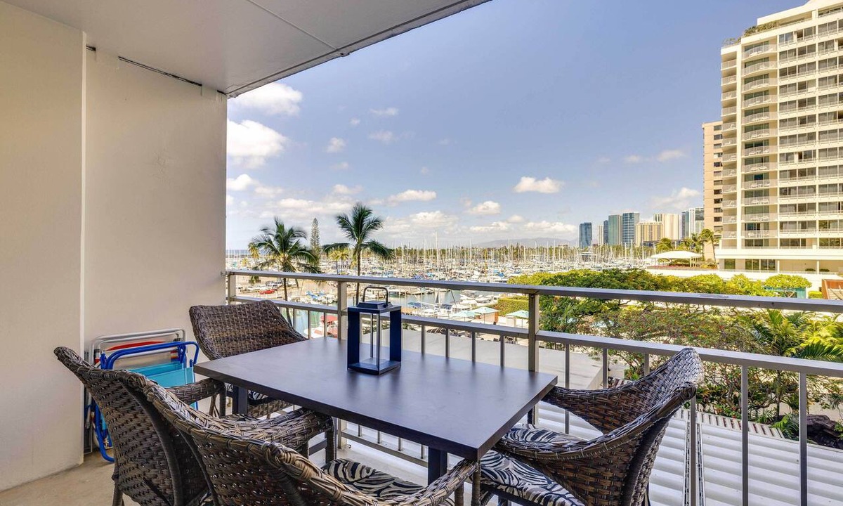 Waikiki Apartment | Honolulu Studio w/Ocean View: Parking Included!