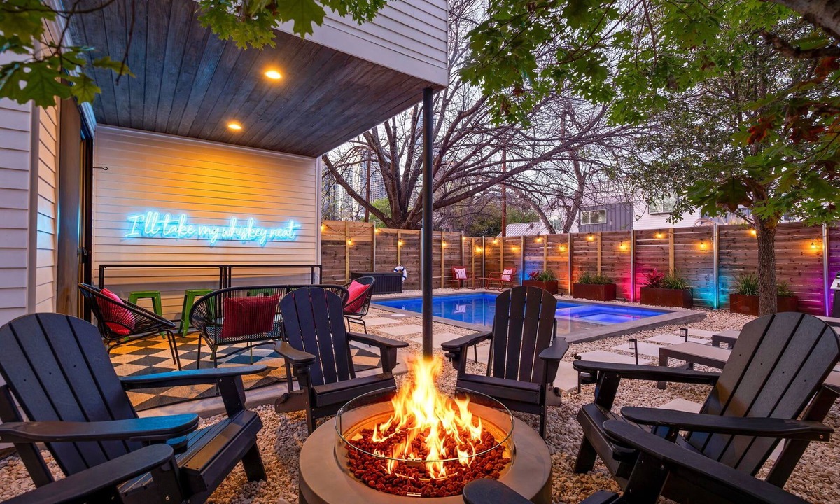 East Cesar Chavez House | Hot Tub Club | Pool | BBQ | Walk to Rainey St