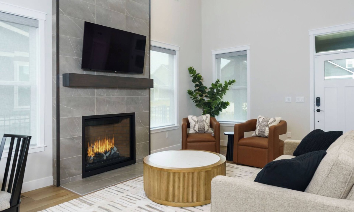 Post Falls House | Hot Tub + Golf Course Fenced Yard New Modern Home