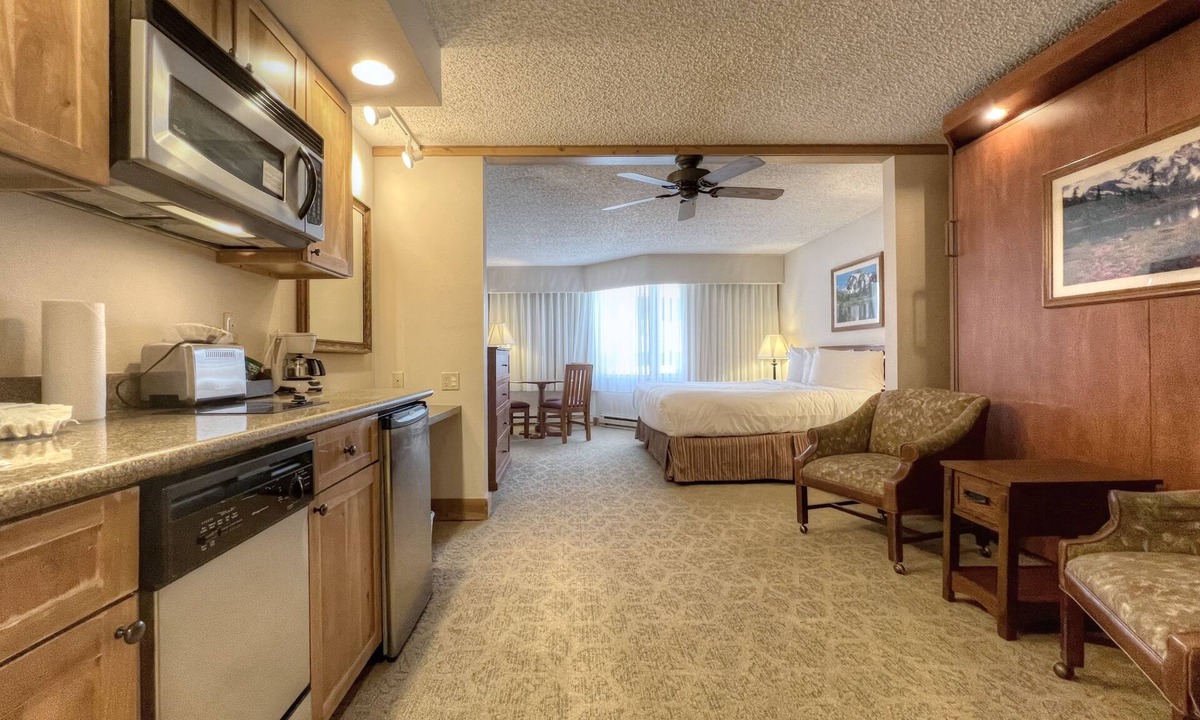 Mount Crested Butte Hotel | Hotel Suite with Kitchenette, Great on Mountain Location, Indoor/Outdoor Pool