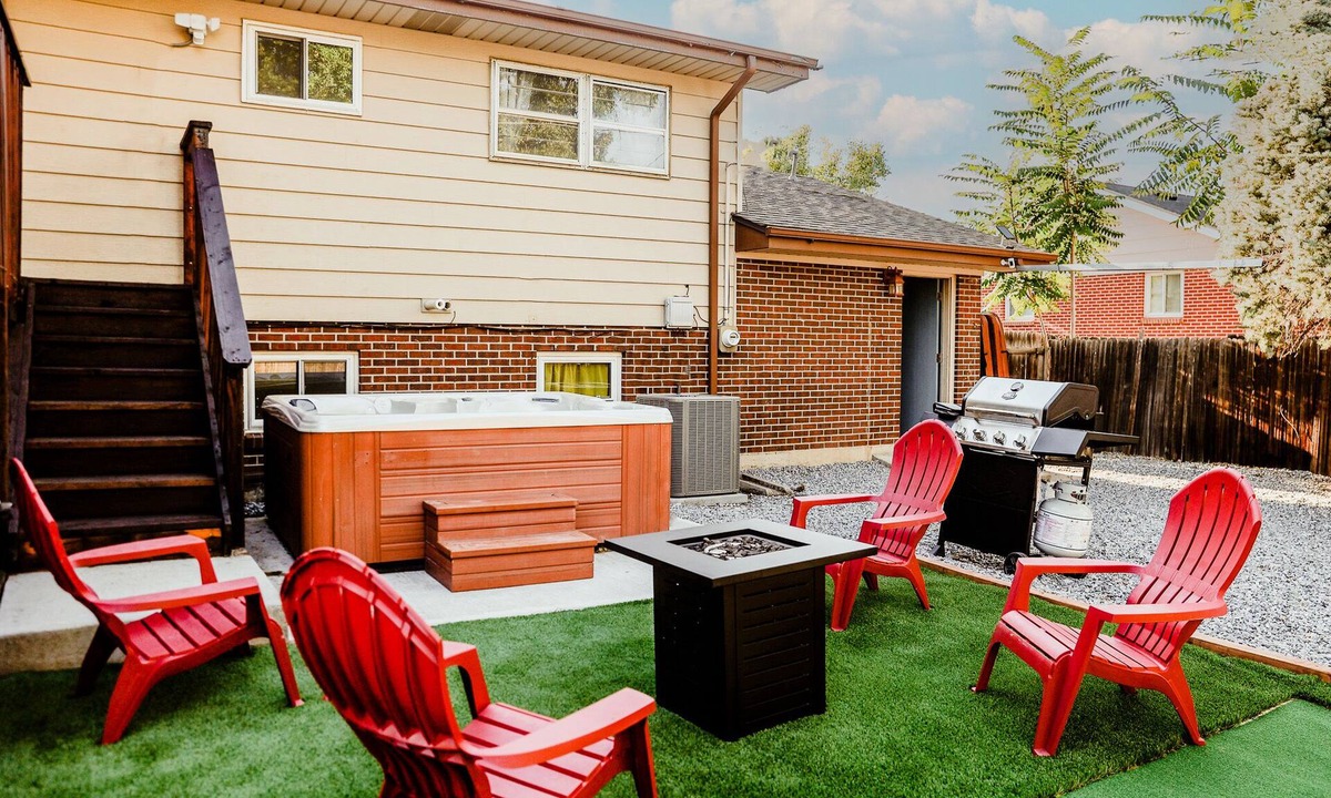 Northglenn House | HotTub Theater Arcade Gameroom Putt-Putt 420