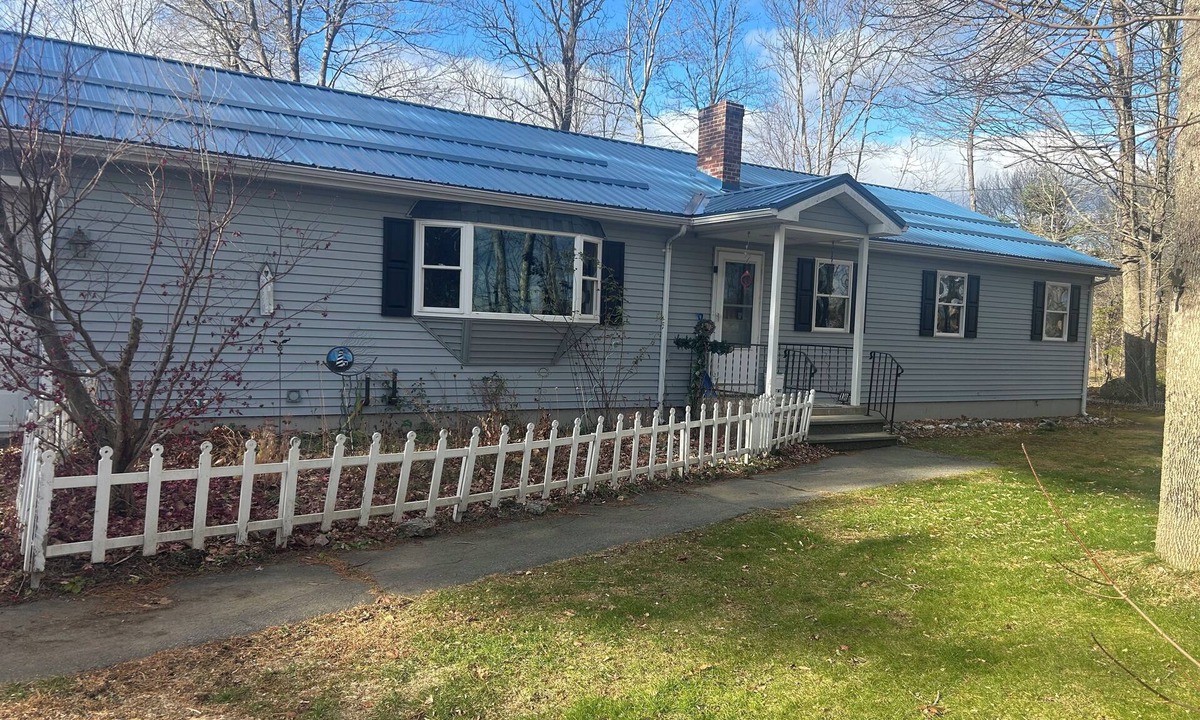 Palmyra House | Hubs Hideaway - a warm inviting 3 bedroom, 2 bath home. Recently renovated!