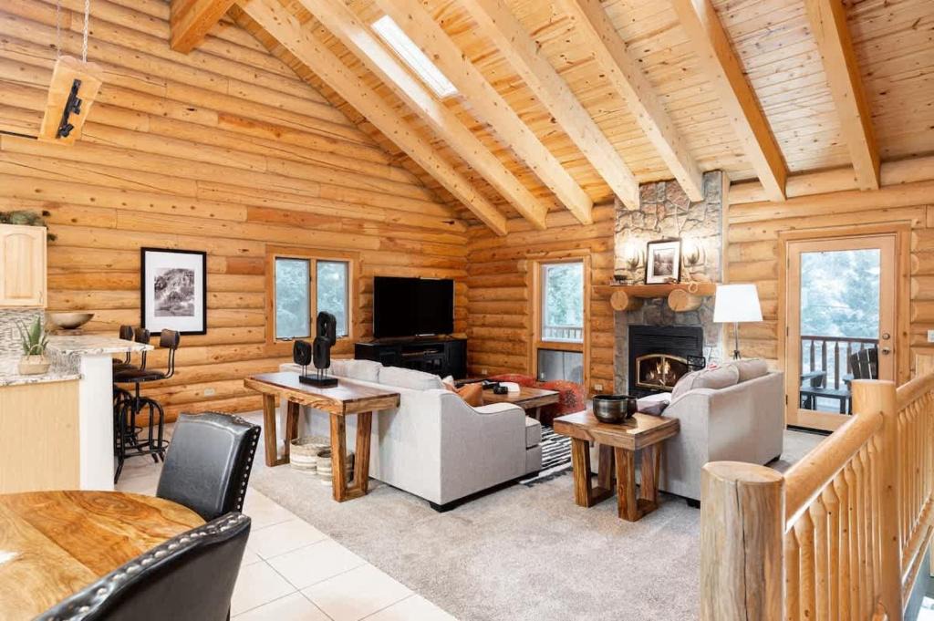 Idaho Springs House | Iconic Log Cabin Escape - Idaho Springs - Hot Tub