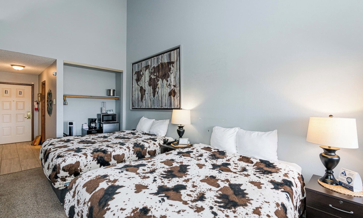 Granby Hotel | Ideal lodge room 2 queens, private balcony with views