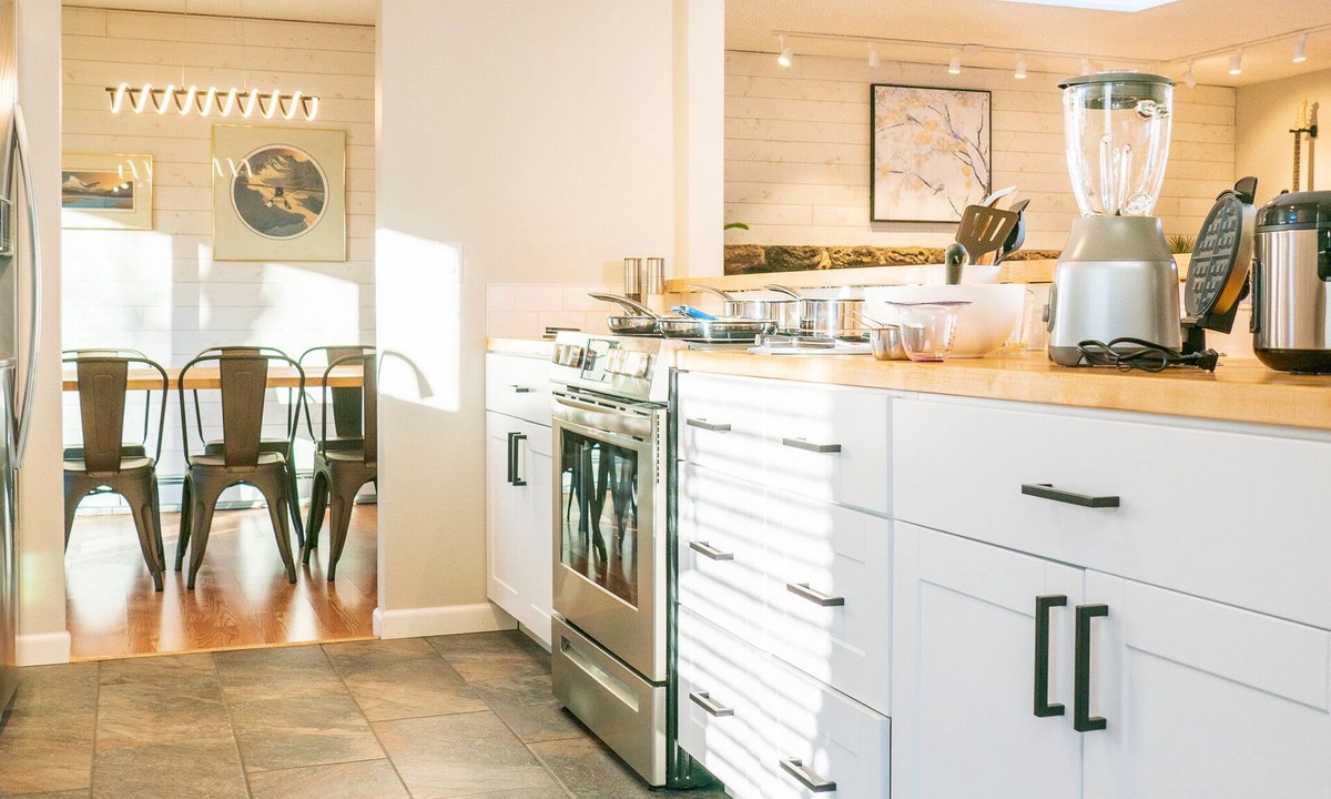 Tudor Area House | Incredible Cinema, Warm Sauna, Relaxing King Beds!