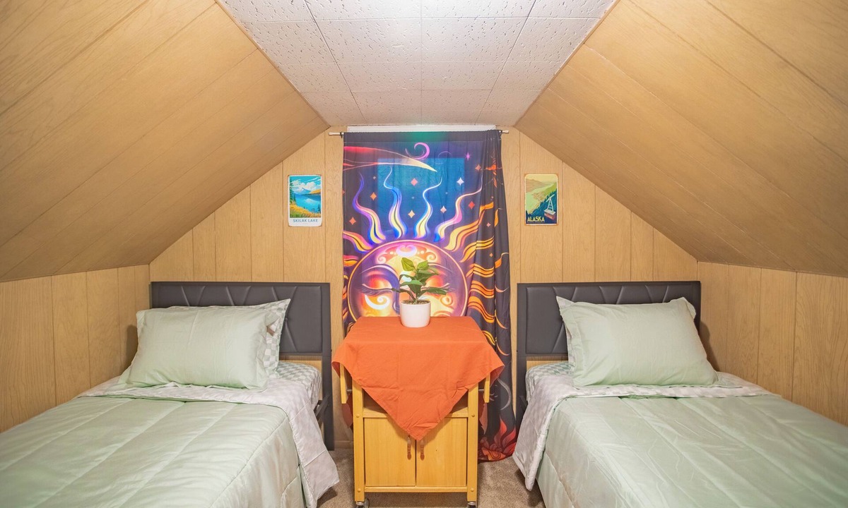 Fairbanks House | Independent Cozy loft space in charming Fairbanks with WiFi
