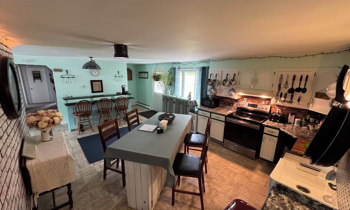 Monroe House | Indoor Pool & Hot Tub. Pets stay Free.