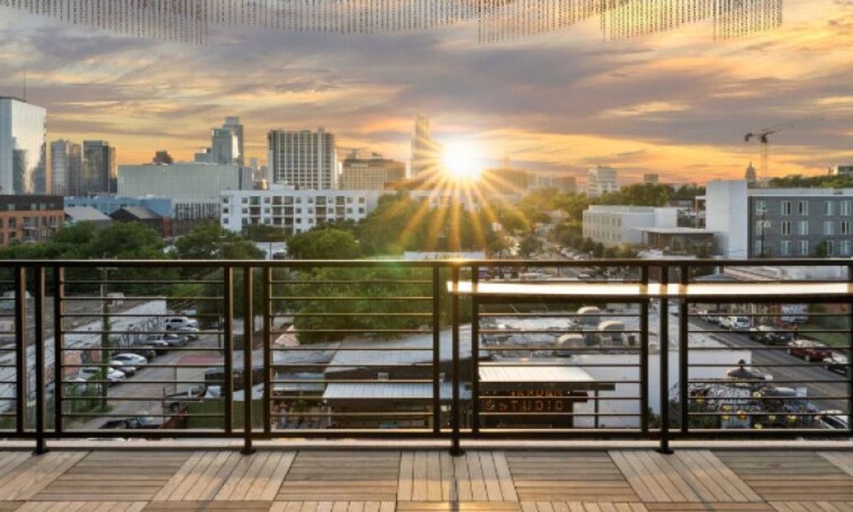 East Cesar Chavez House | Inn Cahoots on 6th: 5BR/13Beds - Pool, Rooftop, Garden Bars, Walk to Everything!
