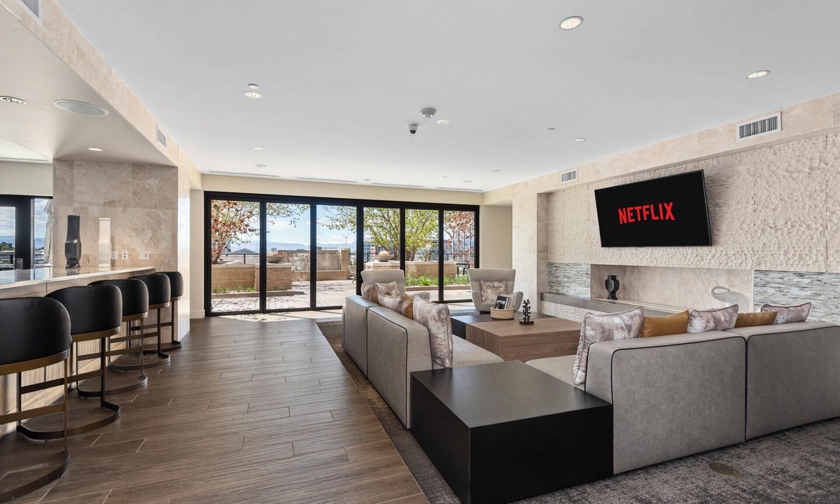Cherry Creek Apartment | 🌆✨ InScape: Cherry Creek Private Suite 🌌 ♨️ Hot Tub ✦ Heated Pool✦Gym✦2 King Beds
