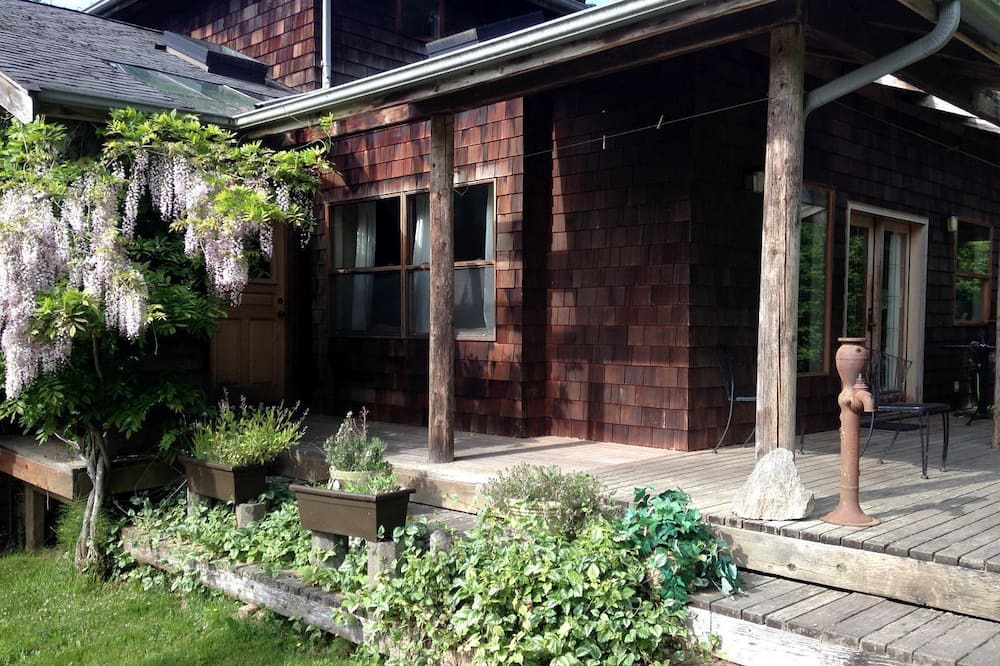 Lummi Island Cottage | Inviting Cottage Rental with Private Deck near Bellingham, Washington