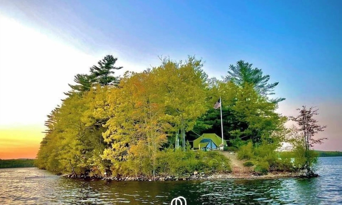 Monmouth House | Island Tent Overlook in Maine