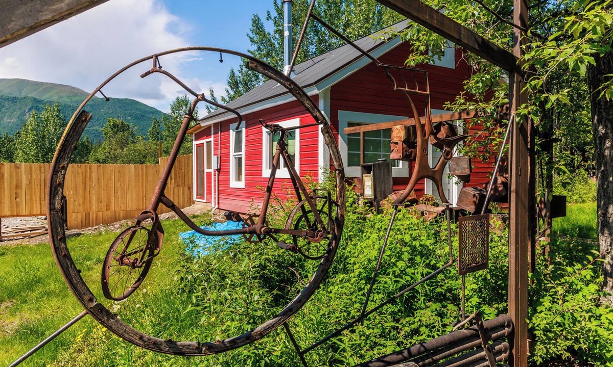 Kennicott Cottage | Kate Kennedy House, 1920's Madam's home; Step into 1920 in this unique Cottage