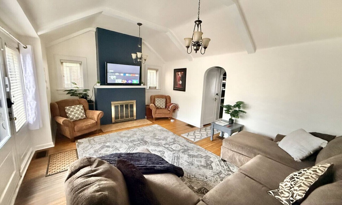 Meridian-Kessler House | *King Bed*Broad Ripple*Near Downtown*Bonfire*Patio