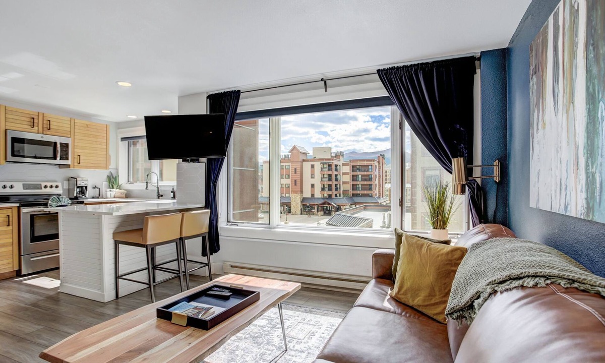 Peak 9 Apartment | King Bed -Chic Mtn Studio; A/C, Ski-In/Ski-Out and Steps From Historic Main St.