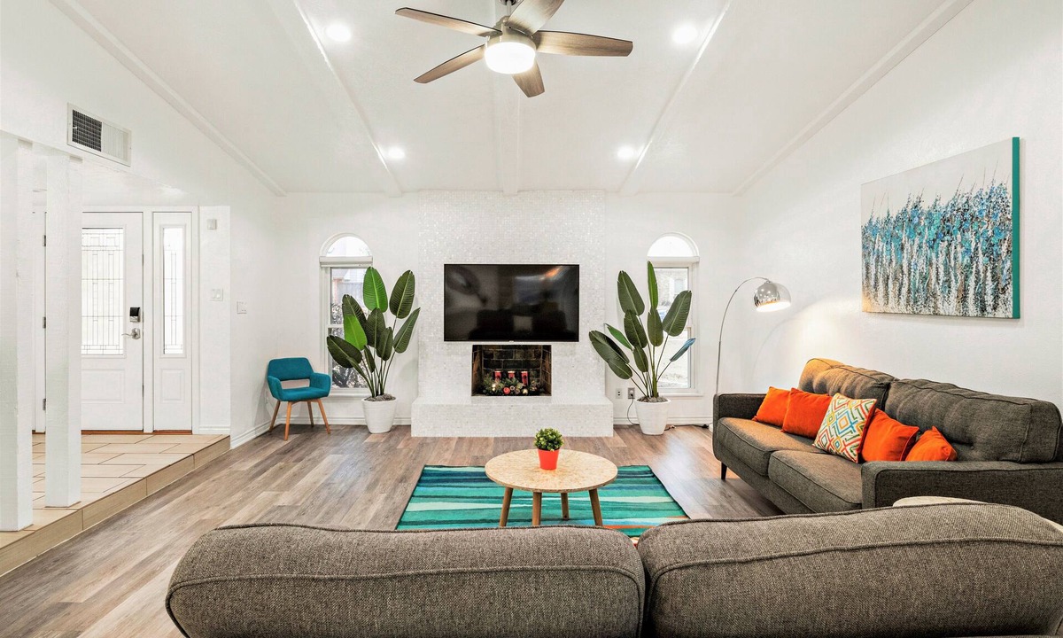 Plano House | King Bed, Nice Backyard, Family Friendly, Games, Cornhole, Grill, Foosball