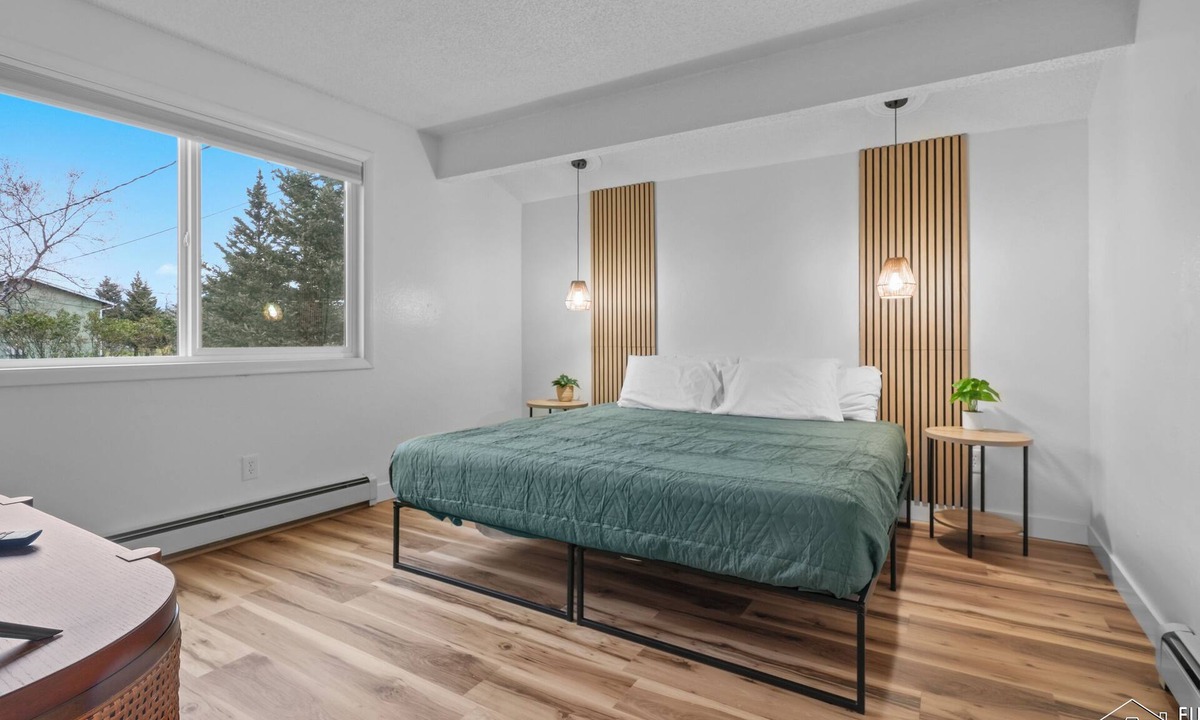 Palmer Apartment | King Bed. Pet & Family Friendly Upper unit. Walking Distance to Downtown Palmer