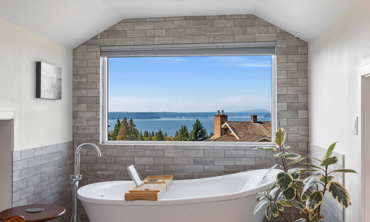 Fauntleroy House | King Beds | Views | Close to Beach | Dogs OK