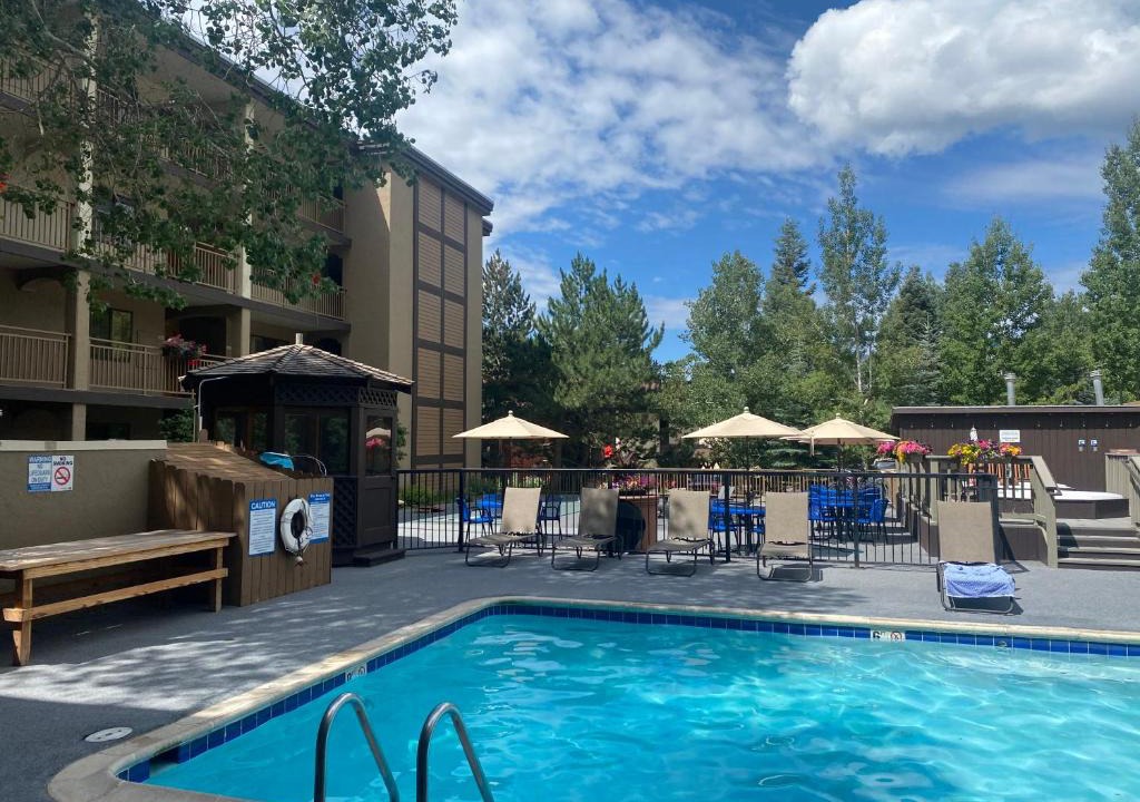 Vail Hotel | King size bed in vail village