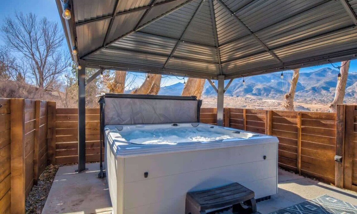 Colorado Springs Apartment | Kings Hideaway! Apartment w/Hot Tub & Scenic View
