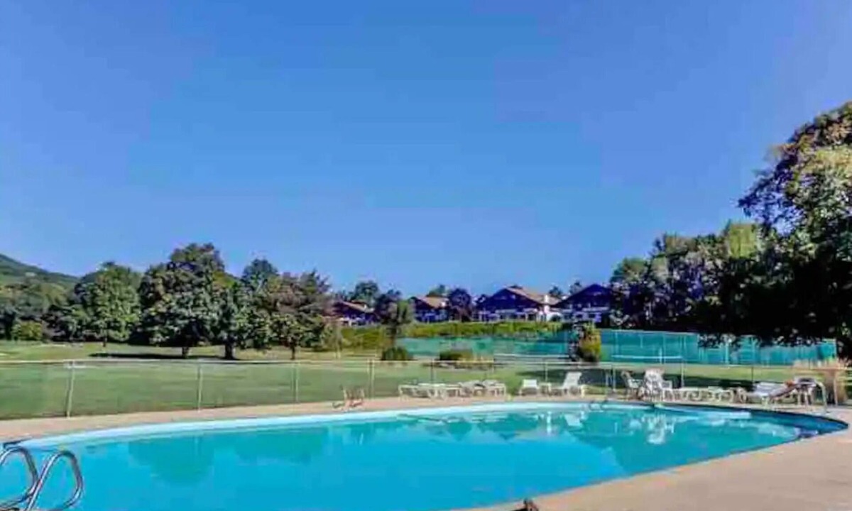 Jackson Condo | Knotty Chipmunk - Golf, Outdoor Pool + Story Land