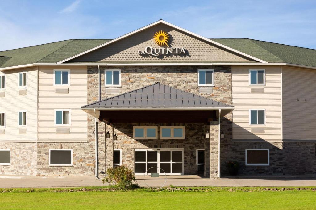 College Hotel | La Quinta by Wyndham Fairbanks Airport