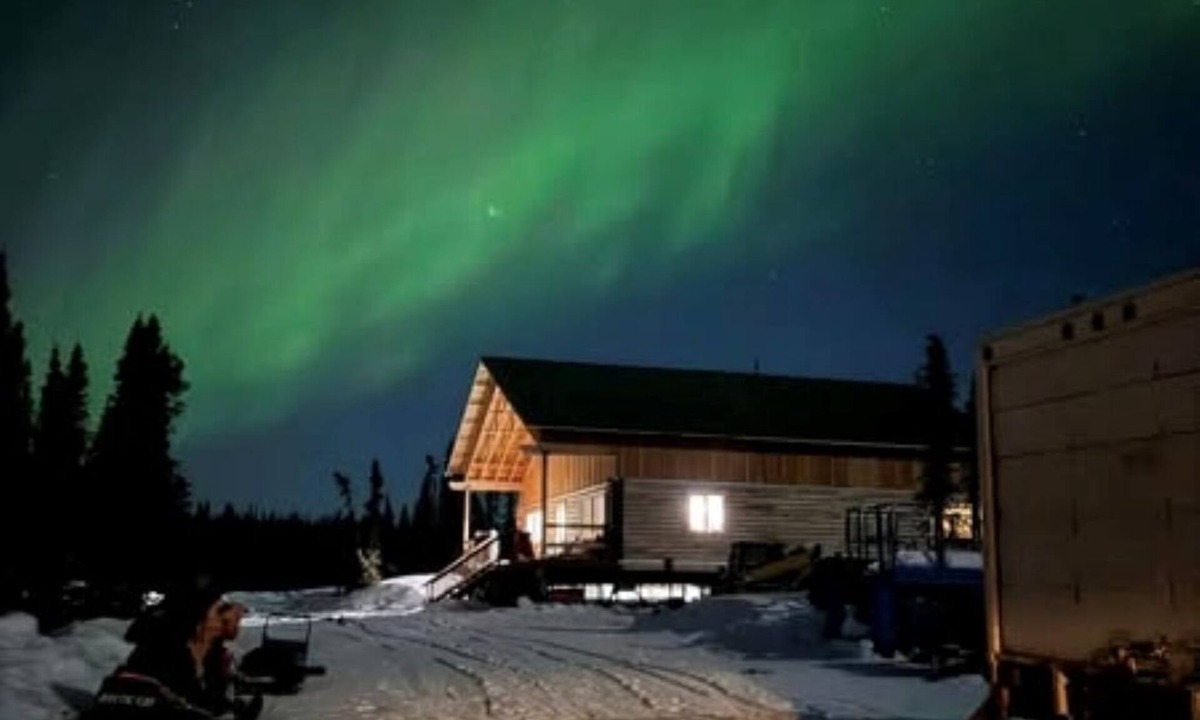 Lake Louise House | Lake Louise, Alaska Retreat – Spacious 4-bedroom Lakefront Getaway.