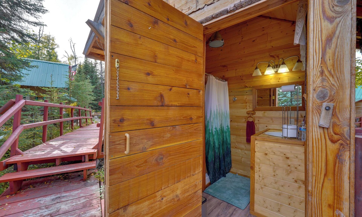 Ridgeway Apartment | Lakefront Bliss! Ultimate Soldotna Retreat w/Deck