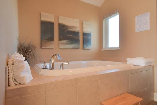 Homer House | Lakeshore Lodging Lodge 710